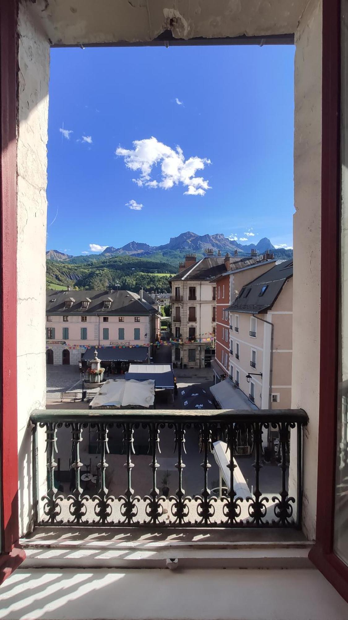 Evasion Authentique - Centre Ville - Jeux De Societe Barcelonnette Bagian luar foto
